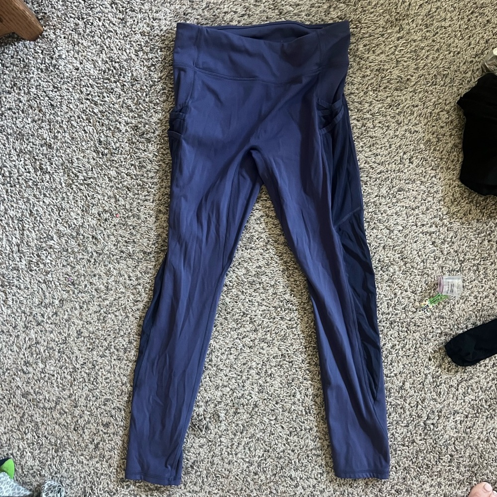 Mid Calf length fabletics yoga pants. Cool pockets